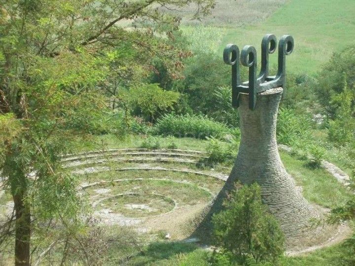 Spomen park – zapušteno arhitektonsko blago Leskovca Spomen park – zapušteno arhitektonsko blago Leskovca