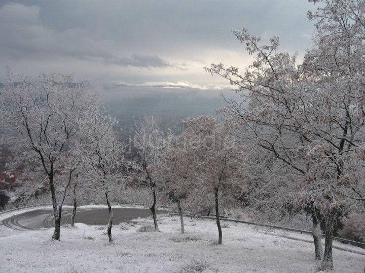Blaga zima uz ledene talase Blaga zima uz ledene talase