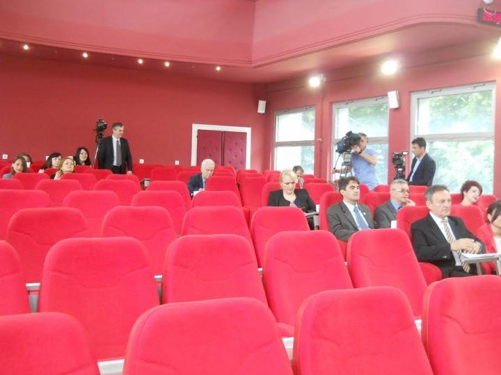 Niška inicijativa o rupama na putu i nepokošenoj travi Niška inicijativa o rupama na putu i nepokošenoj travi
