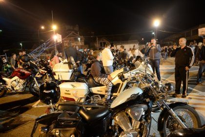 UMALO TRAGEDIJA Bajker pregazio dete na moto skupu u Grdelici item-thumbnail