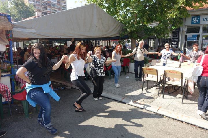 ROŠTILJIJADA Makedonci i Bugari pojeli i popili pa igrali oro ROŠTILJIJADA Makedonci i Bugari pojeli i popili pa igrali oro