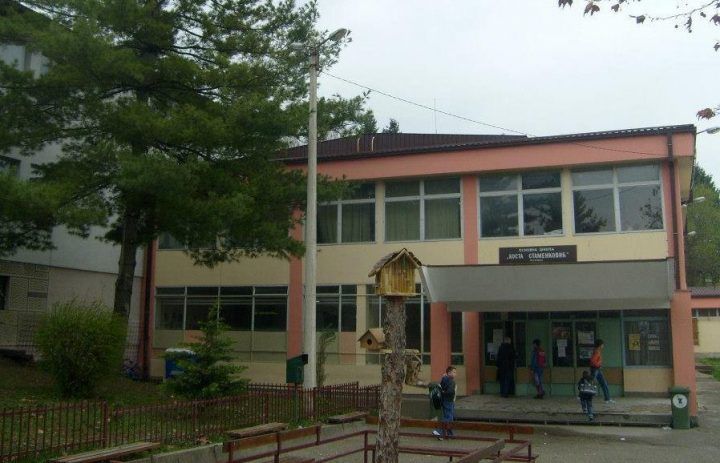 Deda učenika upao u školu i napao nastavnike i jednog učenika Deda učenika upao u školu i napao nastavnike i jednog učenika