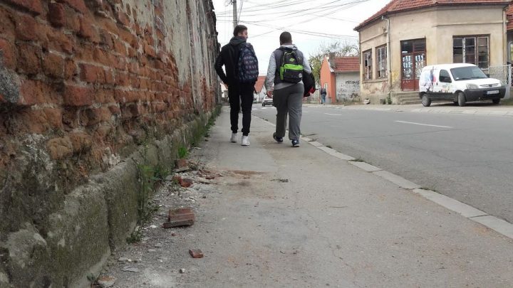 Da li će neko da reaguje pre nego zid padne učenicima na glavu? Da li će neko da reaguje pre nego zid padne učenicima na glavu?