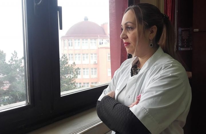 Snažna žena u paklenom zagrljaju predrasuda (DOKUMENTARNI FILM) Snažna žena u paklenom zagrljaju predrasuda (DOKUMENTARNI FILM)