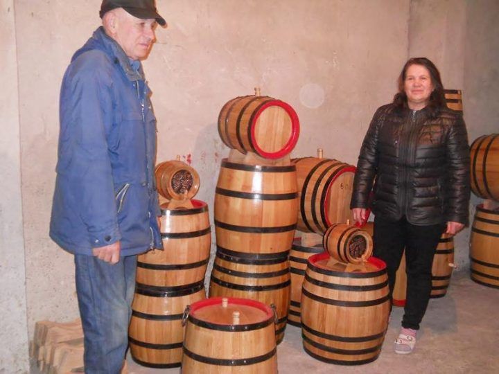 Pinter s diplomom profesora napravio bure za farmere Pinka Pinter s diplomom profesora napravio bure za farmere Pinka