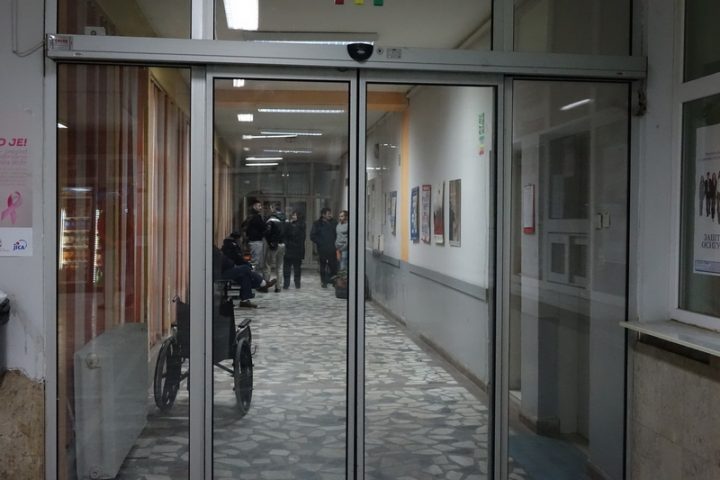 Umro u bolovima, medicinska sestra ga ugurala u taksi umesto da mu ukaže pomoć Umro u bolovima, medicinska sestra ga ugurala u taksi umesto da mu ukaže pomoć