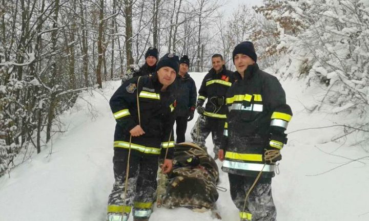 Kroz smetove od metar i po nosili bolesnu ženu 4 kilometra Kroz smetove od metar i po nosili bolesnu ženu 4 kilometra