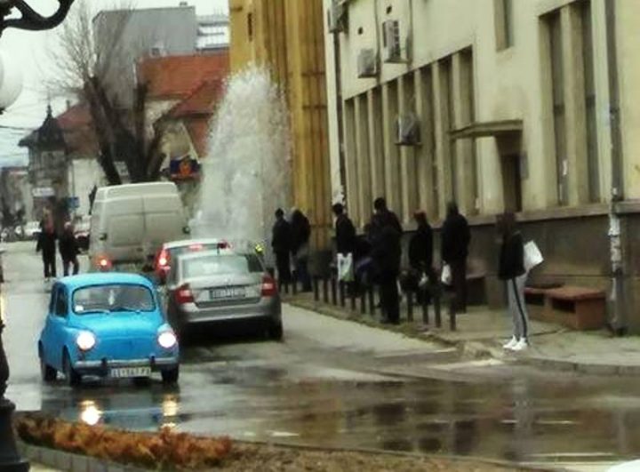 Gejzir na Svetoilijskoj okupao ljude koji čekaju autobus Gejzir na Svetoilijskoj okupao ljude koji čekaju autobus