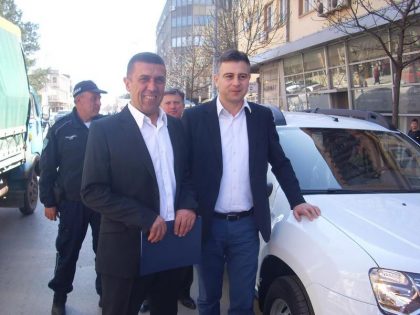 Grad Pirot poklonio policiji automobil item-thumbnail