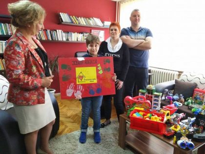Mali Aleksa poklonio svoje igračke Sigurnoj i Roditeljskoj kući item-thumbnail
