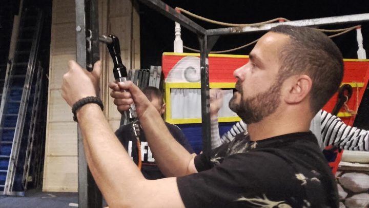 NENORMALNO? Kad direktor uzme šrafciger u ruke (VIDEO) NENORMALNO? Kad direktor uzme šrafciger u ruke (VIDEO)