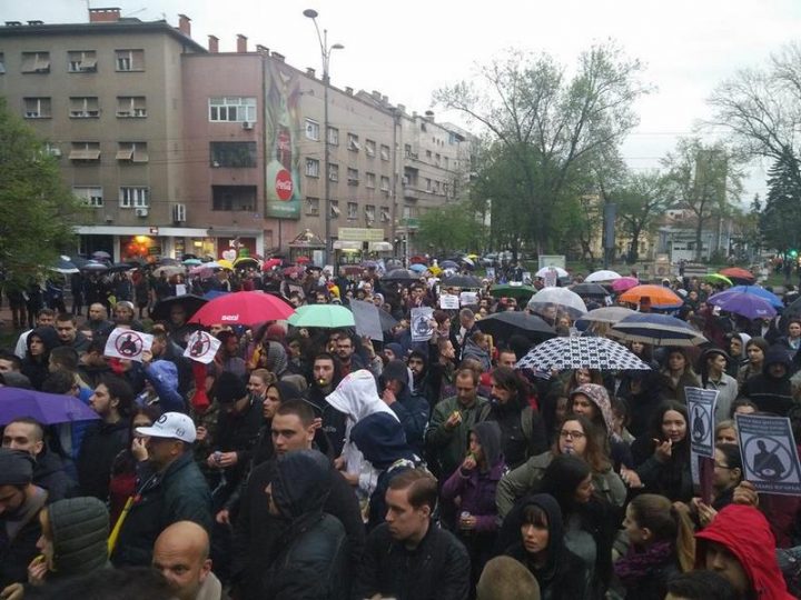 Oko 2.000 Nišlija i večeras na protestu „protiv diktature“ Oko 2.000 Nišlija i večeras na protestu „protiv diktature“