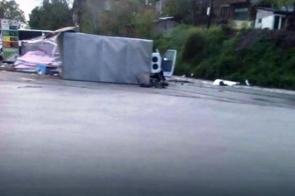 U teškom sudaru sa autobusom poginuo vozač kamiona item-thumbnail