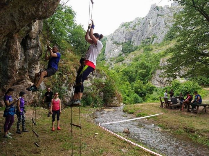 Ekstremni sportisti trčali kroz lavirint Jelašničke klisure Ekstremni sportisti trčali kroz lavirint Jelašničke klisure