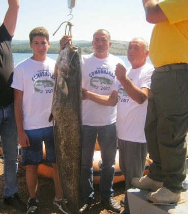 Leskovčani trijumfovali na Vlasinskoj somijadi, ulovljen som od 28,8 kilograma item-thumbnail