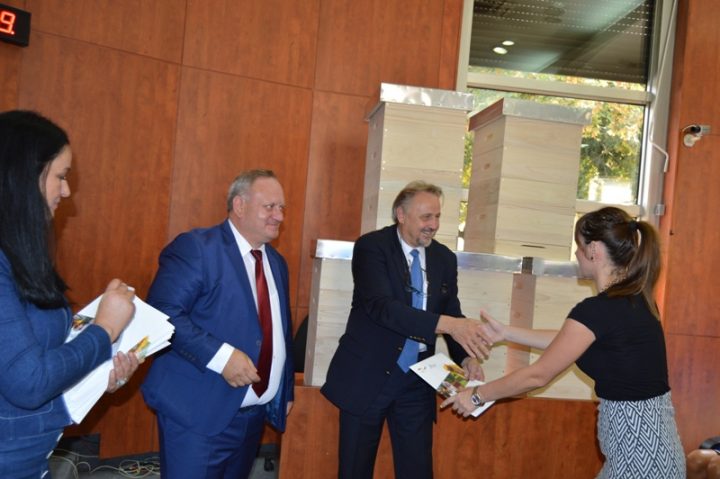 Za mlade pčelare 400 novih košnica i biće ih još Za mlade pčelare 400 novih košnica i biće ih još