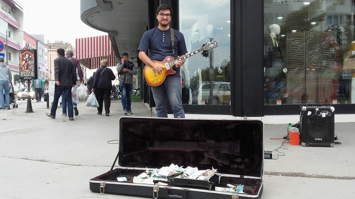 Studira automatiku, zarađuje kao ulični svirač (VIDEO) Studira automatiku, zarađuje kao ulični svirač (VIDEO)
