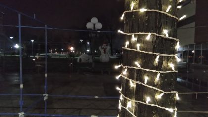 UŽAS U LESKOVCU: Dete umalo poginulo slikajući se pored novogodišnje rasvete u centru grada item-thumbnail