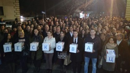 Nekoliko stotina naprednjaka, socijalista i članova Bolje Srbije večeras predalo prvu listu za izbore u mesnim zajednicama (VIDEO) item-thumbnail