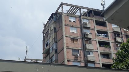 Policajci sprečili mladića da skoči sa zgrade iznad „Madere“ (VIDEO) item-thumbnail