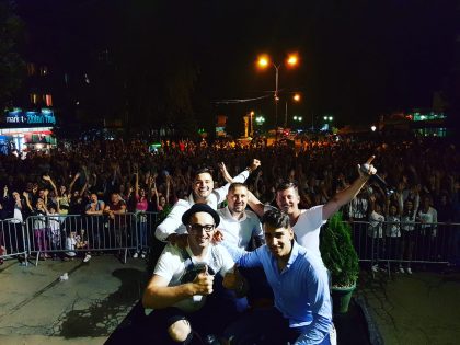 Dinča Grdelici poklonio koncert, pevao pred hiljadu svojih sugrađana item-thumbnail