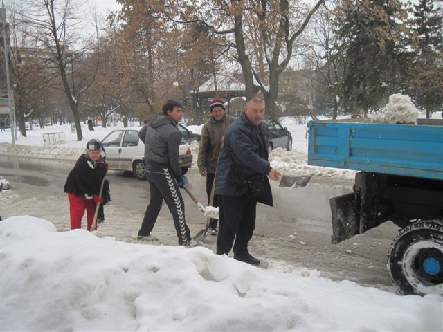 Socijalisti čistili sneg u gradu