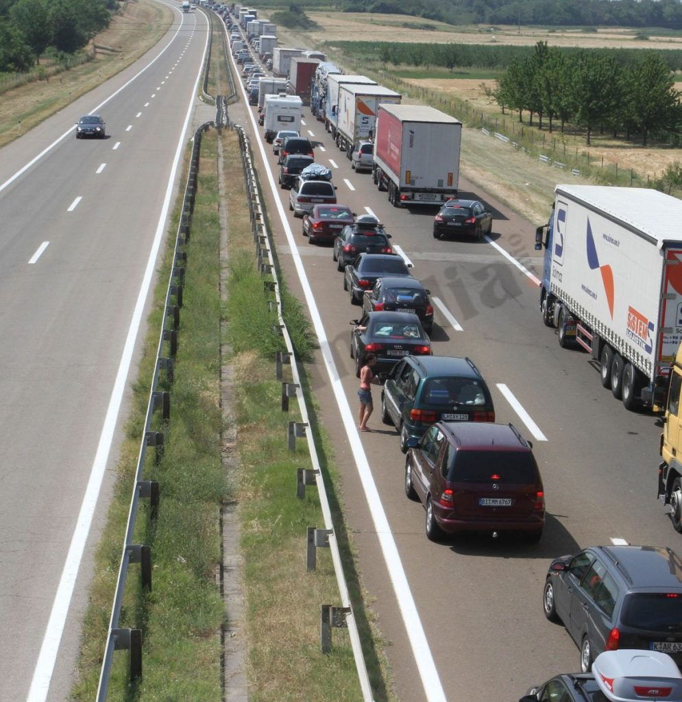 Hiljadu automobila zarobljeno kod Naisa