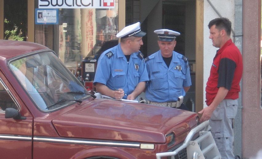 Šokantno: Vozio policajca na krovu automobila kroz leskovačke ulice