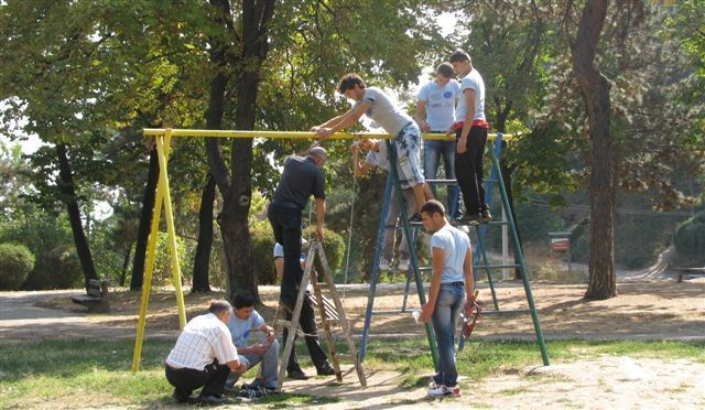 Mladi uređivali park i postavili mobilijar