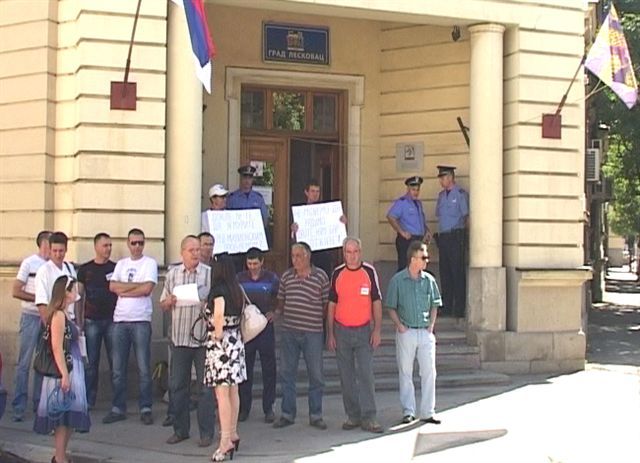 Radnici „Trenka rad“ protestovali ispred lokalne samouprave