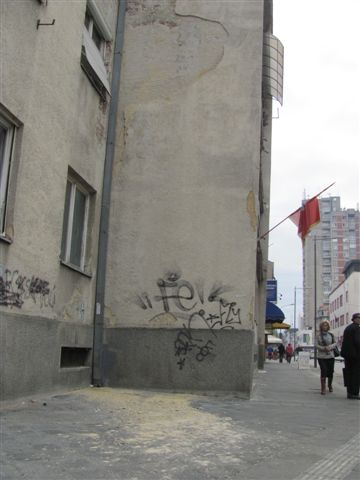 Preživeo udarac komada fasade u centru Leskovca