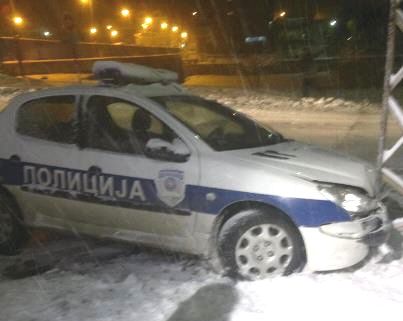 Policijski automobil protiv dalekovoda