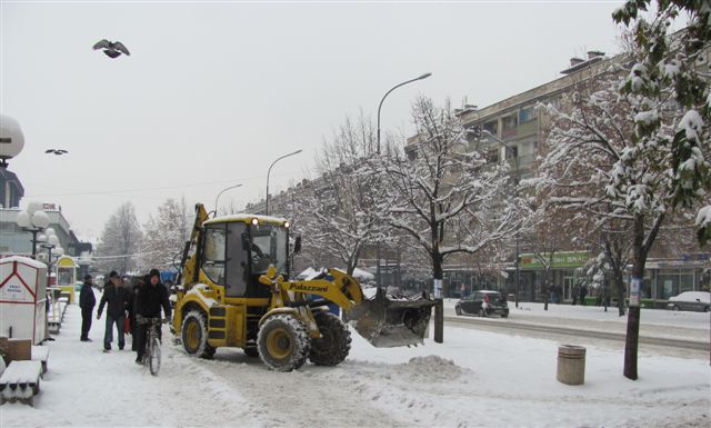 Sneg zavejao puteve, saobraćaj otežan