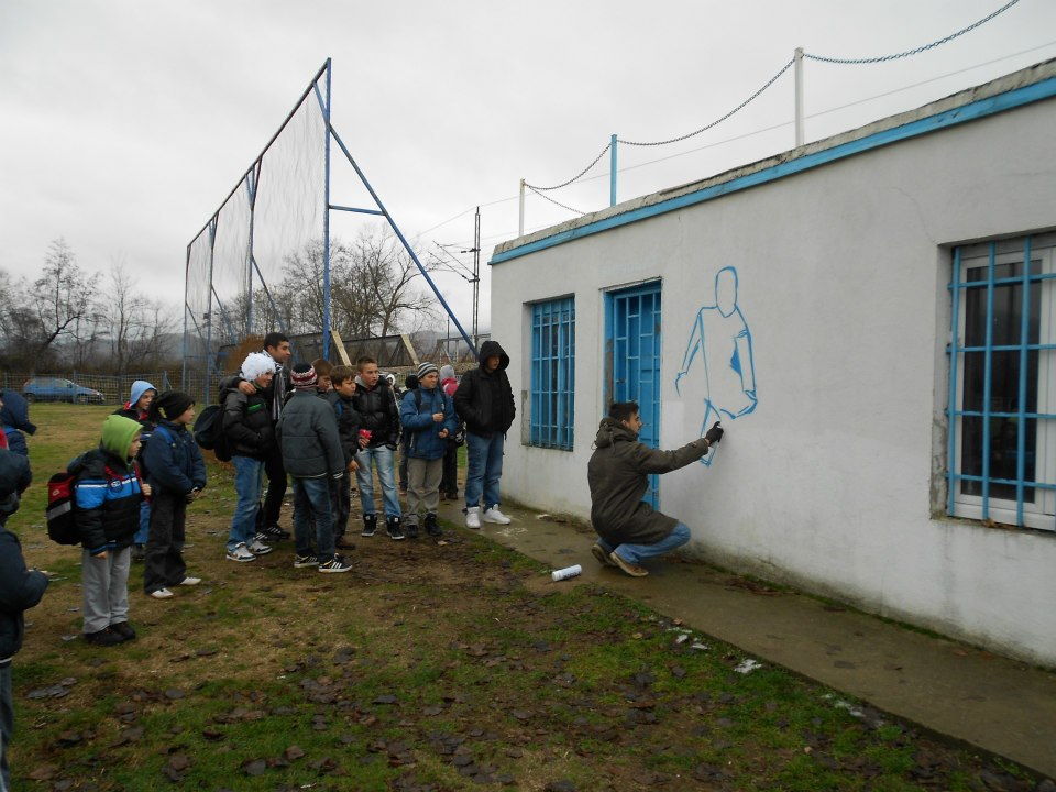 Volonteri oplemenili izgled sportskog terena u Vranjskoj Banji