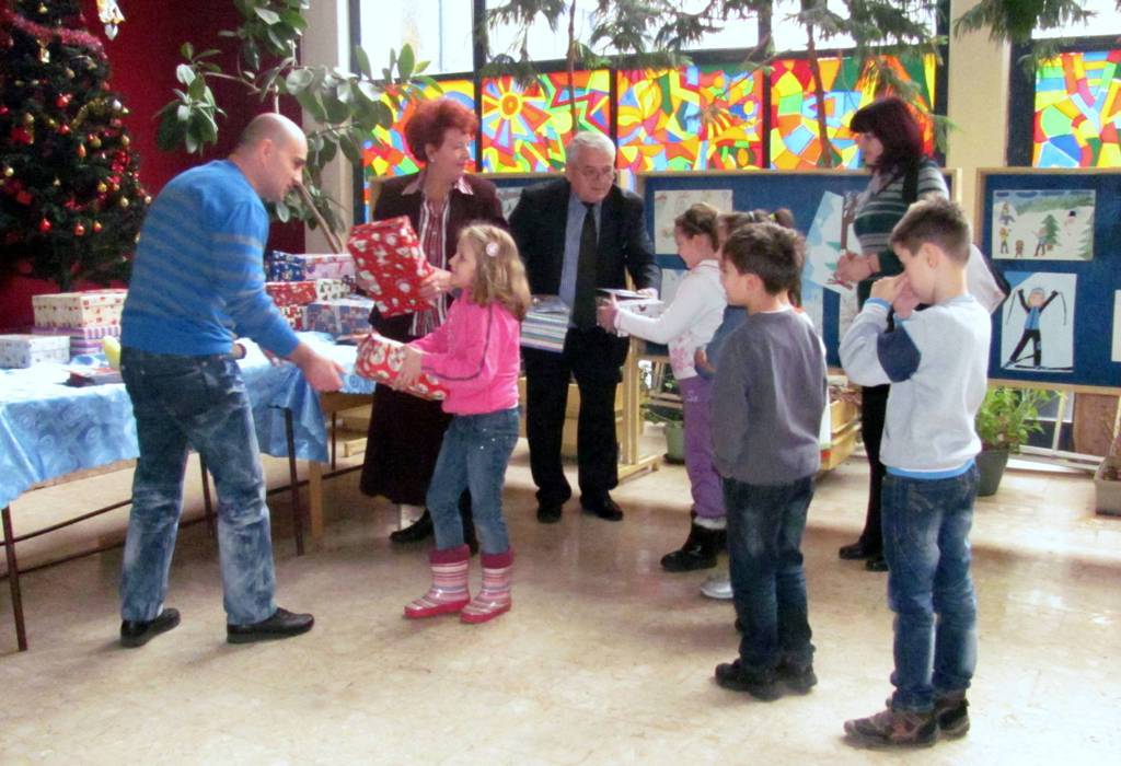 Podeljeno 980 paketića za najmlađe Palilulce