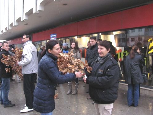 Aktivisti DSS delili badnjake u Leskovcu