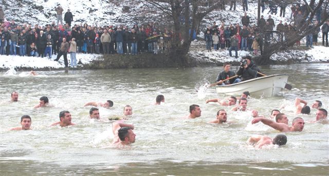 Plivanje za časni krst u Rastovničkom jezeru