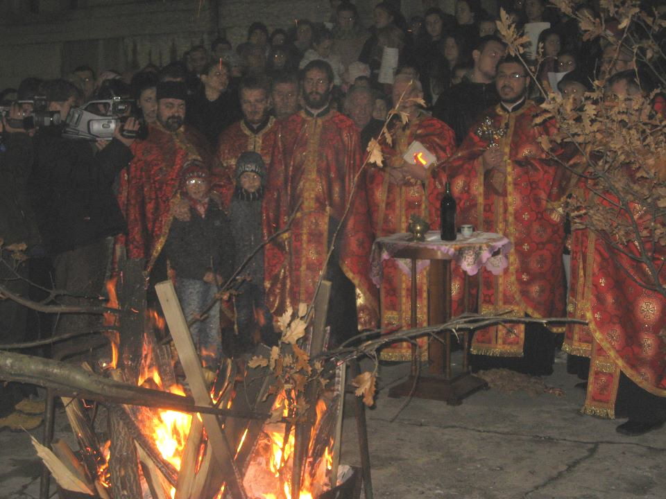 Liturgije i paljenje badnjaka u Pirotu