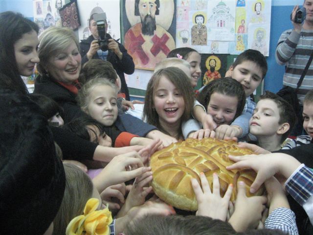 Učenici “Josifa Kostića” posle priredbe sekli kolač