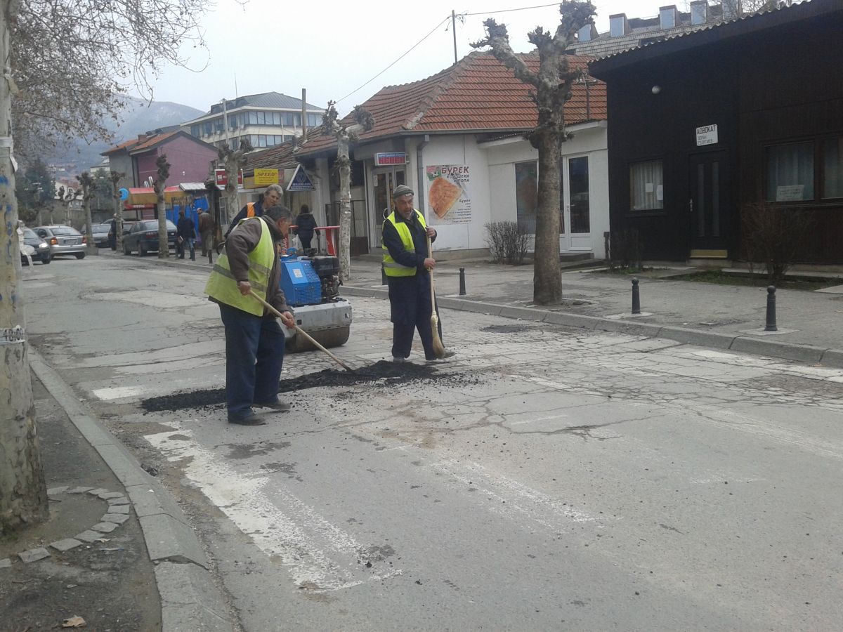 Asfaltiranje i popunjavanje udarnih rupa