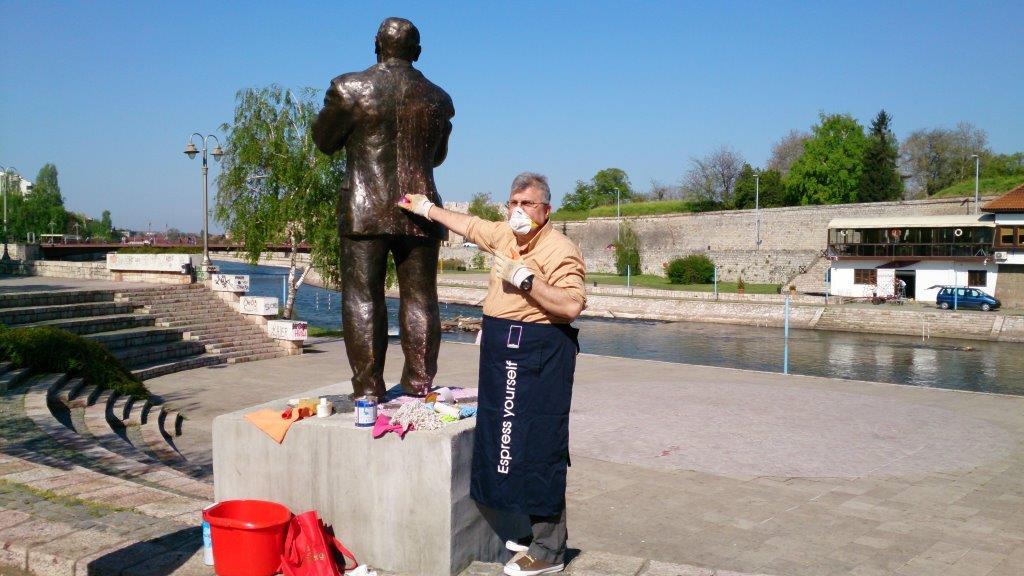 Mika Jovanović očistio spomenik bez tendera