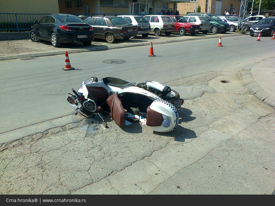 Saobraćajni policajac motorom naleteo na biciklistu