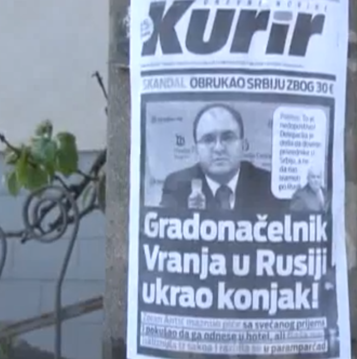Naslovna strana „Kurira“ lepljena po gradu u noći pred izbore