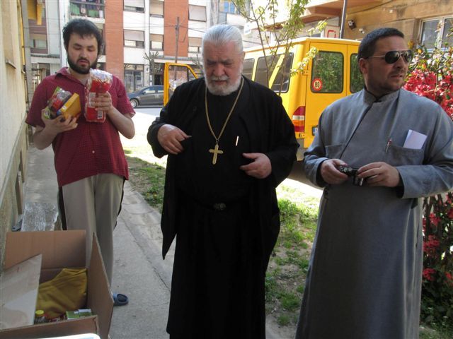 Pokret Dveri siromašnima podelio 25 tona hrane i odeće