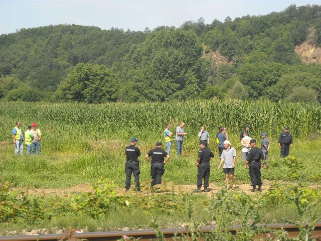 Sa kordonom policije ušli u njive seljaka