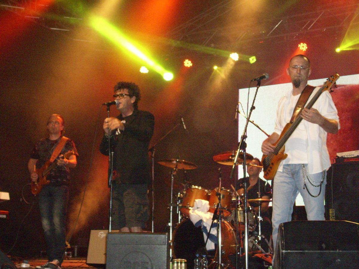 Koncert grupe ‘’Crvena Jabuka’’ u Pirotu