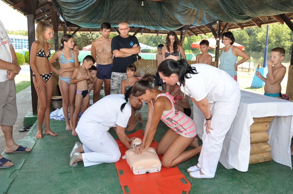 Edukovani posetioci bazena o pružanju prve pomoći