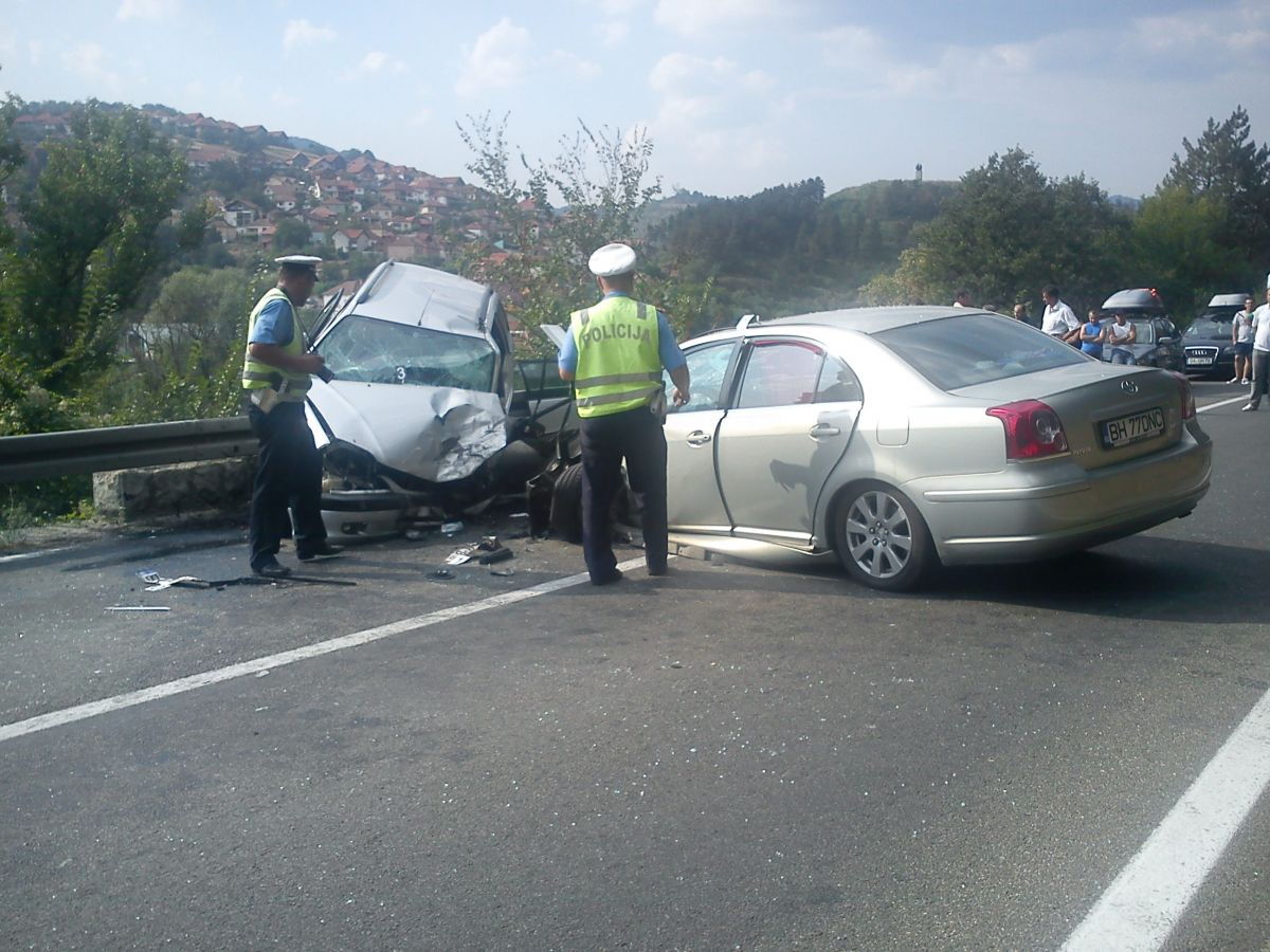 U pet saobraćajnih nezgoda troje povređeno