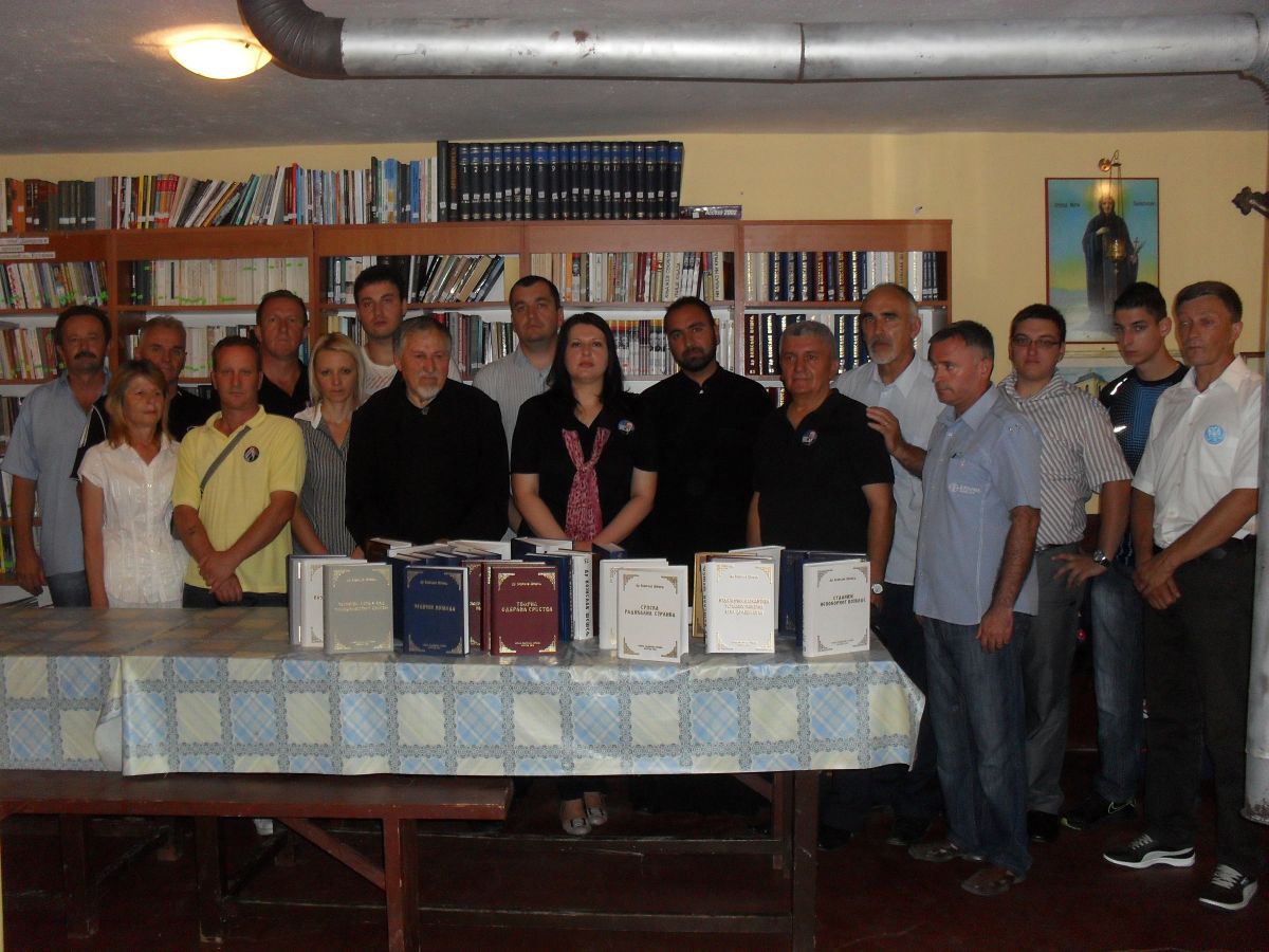 SRS: Poklonili crkvenoj biblioteci 100 Šešeljevih knjiga