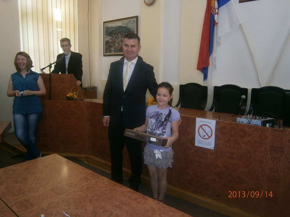 Iva Jović dobila lap top na likovnom konkursu